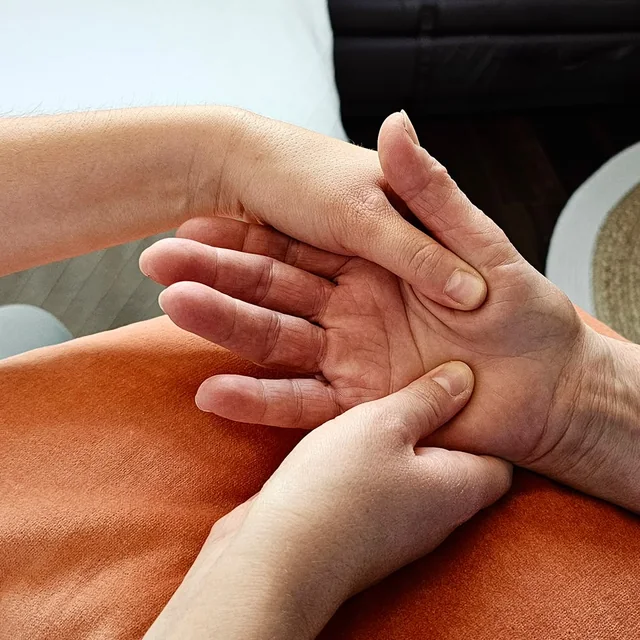 Deux mains posées sur la main d&rsquo;une personne âgée